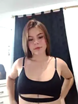 Snapshot of EmiNavarro chatting on 06/22/26, 03:25 EmiNavarro online show from 06/22/26, 03:25