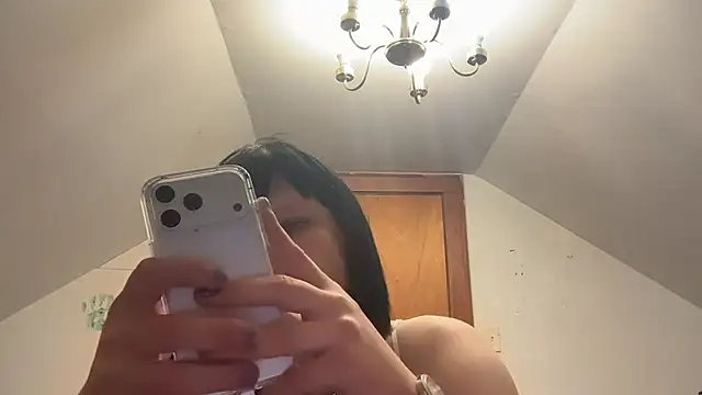 Snapshot of RaeganV chatting on 03/06/26, 02:52 RaeganV online show from 03/06/26, 02:52