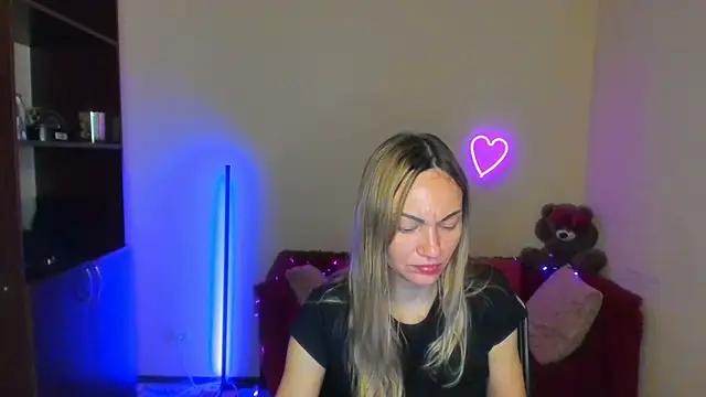 Snapshot of BlondMikey22 chatting on 06/10/26, 05:28 BlondMikey22 online show from 06/10/26, 05:28
