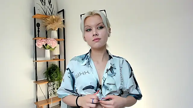 GoldenLenarz online show from 06/25/26, 11:04