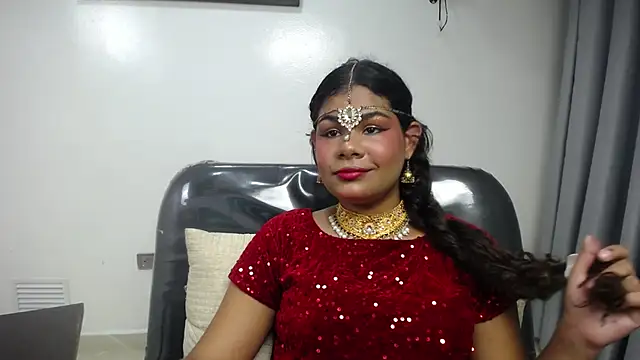 yaazhinii online show from 04/17/26, 12:30