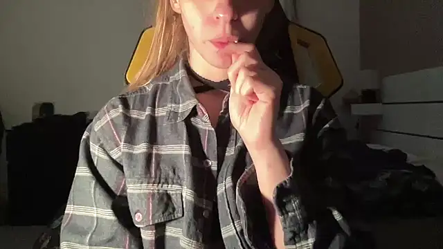 Snapshot of petiteetoile chatting on 02/17/26, 02:35 petiteetoile online show from 02/17/26, 02:35