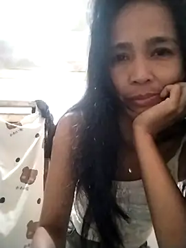 Snapshot of sweet_maxine44 chatting on 04/16/26, 10:34 sweet maxine44 online show from 04/16/26, 10:34