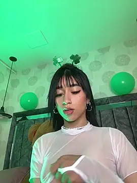 Snapshot of alahia_pink chatting on 03/18/26, 04:26 alahia pink online show from 03/18/26, 04:26