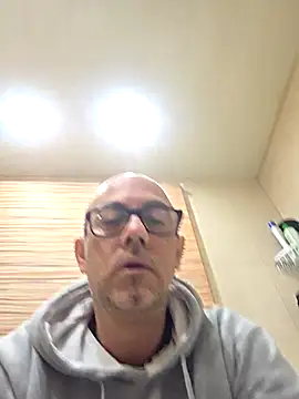 Snapshot of pareja47 chatting on 02/21/26, 06:42 pareja47 online show from 02/21/26, 06:42