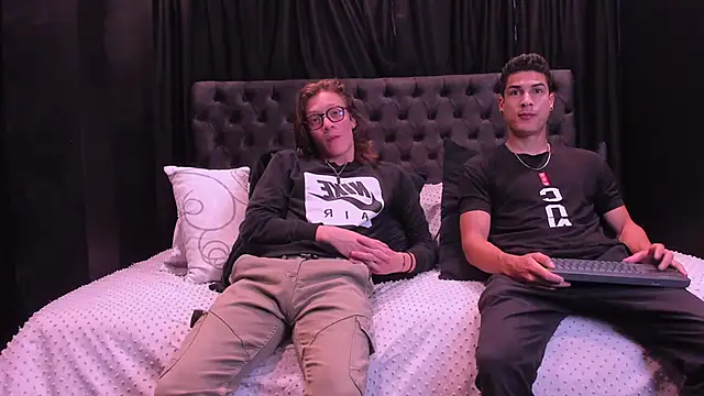 Snapshot of close_friends chatting on 03/21/26, 02:20 close friends online show from 03/21/26, 02:20