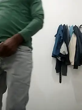 Snapshot of Daddyishere_19 chatting on 02/17/26, 05:04 Daddyishere 19 online show from 02/17/26, 05:04