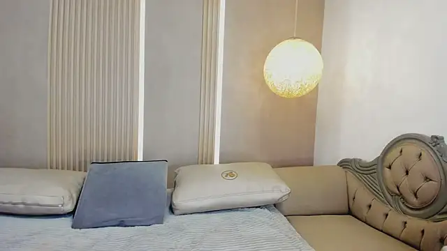 eva lain online show from 06/10/26, 12:04