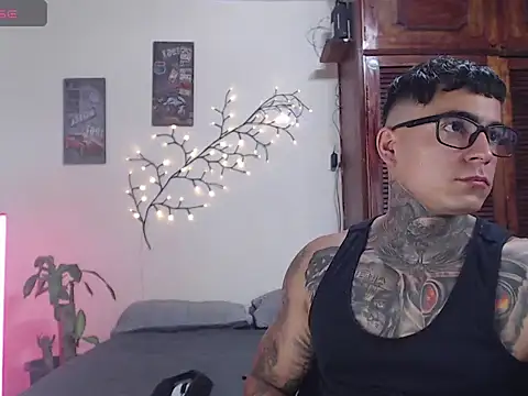 Snapshot of maxstrom111 chatting on 03/17/26, 01:25 maxstrom111 online show from 03/17/26, 01:25