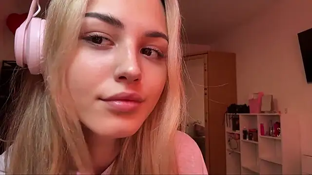 Snapshot of Evva_mayy chatting on 02/20/26, 11:00 Evva mayy online show from 02/20/26, 11:00