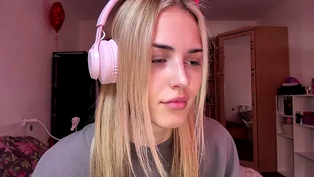 Snapshot of Evva_mayy chatting on 03/05/26, 10:44 Evva mayy online show from 03/05/26, 10:44