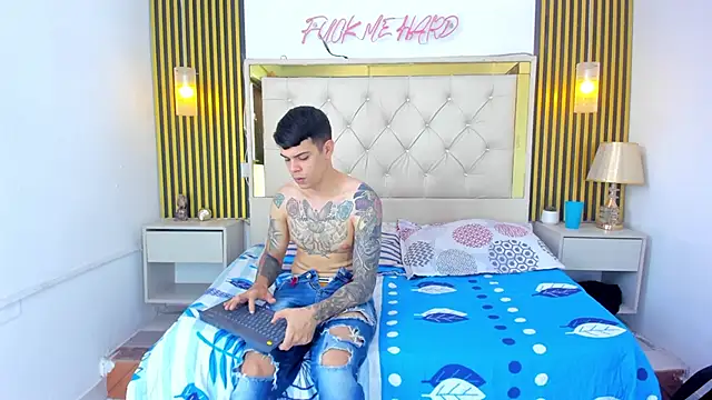 Snapshot of Adventurous_Boys chatting on 03/16/26, 06:12 Adventurous Boys online show from 03/16/26, 06:12