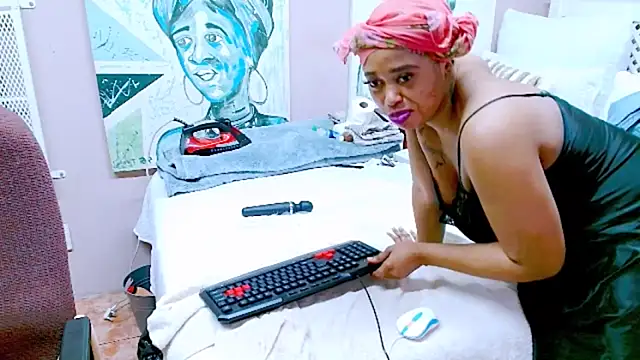 Snapshot of TyraHotxxx chatting on 05/11/26, 02:45 TyraHotxxx online show from 05/11/26, 02:45