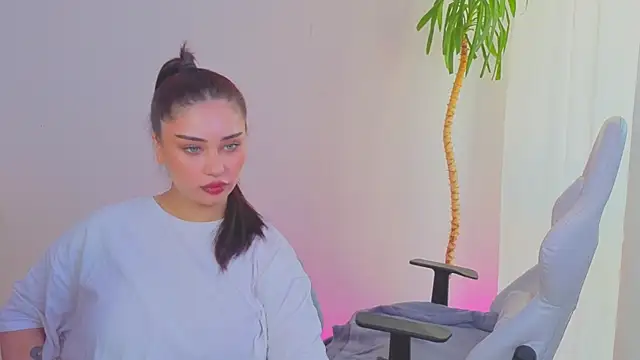 Sofia Plump online show from 05/06/26, 10:09