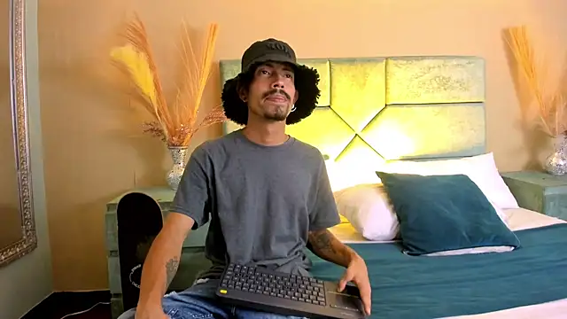 NoaahTylor online show from 06/18/26, 04:02