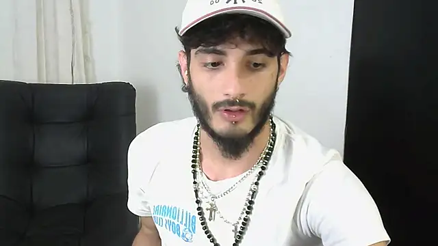 Snapshot of LovexJuxn8 chatting on 02/13/26, 07:43 LovexJuxn8 online show from 02/13/26, 07:43