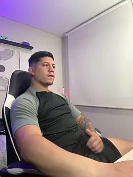 Snapshot of _robertobaggioo chatting on 03/06/26, 12:45 robertobaggioo online show from 03/06/26, 12:45