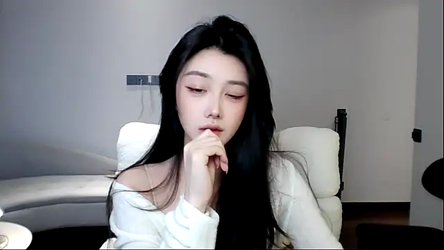 Snapshot of MedeLineayr chatting on 03/11/26, 04:02 MedeLineayr online show from 03/11/26, 04:02