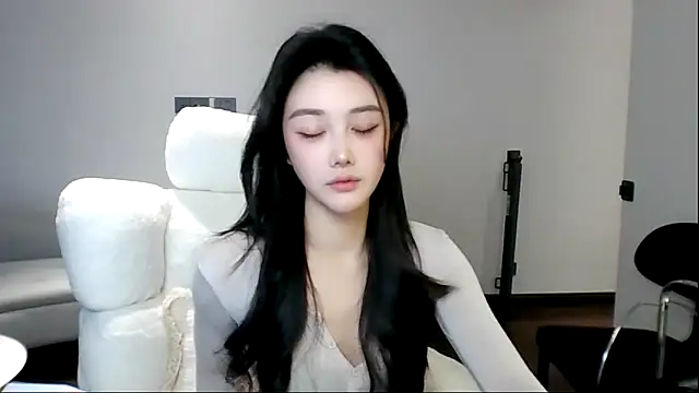 Snapshot of MedeLineayr chatting on 03/14/26, 05:29 MedeLineayr online show from 03/14/26, 05:29