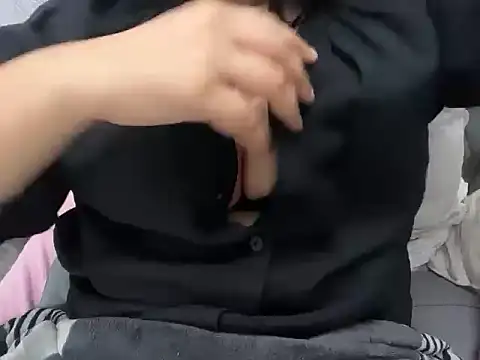 Snapshot of hugeindiantitties chatting on 02/25/26, 03:27 hugeindiantitties online show from 02/25/26, 03:27