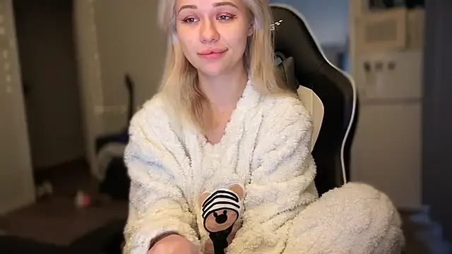 Snapshot of Leylia_Lily chatting on 03/13/26, 09:05 Leylia Lily online show from 03/13/26, 09:05