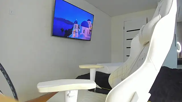 GlitchyDolly online show from 06/08/26, 04:02
