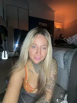 Snapshot of Summerwestt chatting on 03/19/26, 10:36 Summerwestt online show from 03/19/26, 10:36