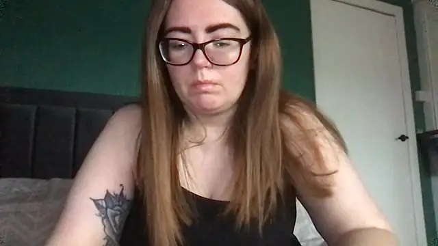 Snapshot of CurvyBx chatting on 03/24/26, 12:21 CurvyBx online show from 03/24/26, 12:21