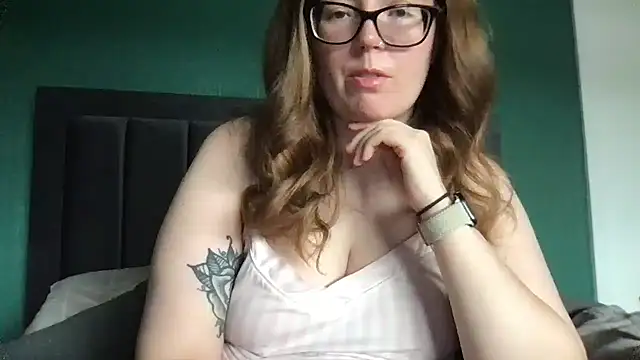 Snapshot of CurvyBx chatting on 05/18/26, 10:32 CurvyBx online show from 05/18/26, 10:32