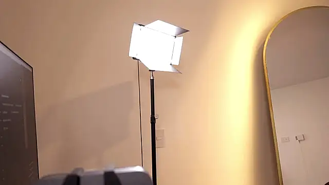 Snapshot of Im_Velora chatting on 02/23/26, 01:25 Im Velora online show from 02/23/26, 01:25