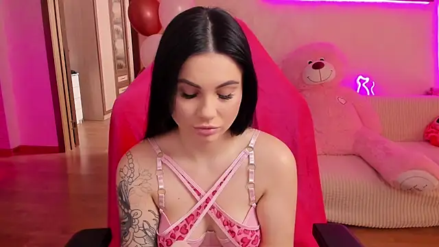 Snapshot of EmmaCutem chatting on 03/06/26, 08:11 EmmaCutem online show from 03/06/26, 08:11