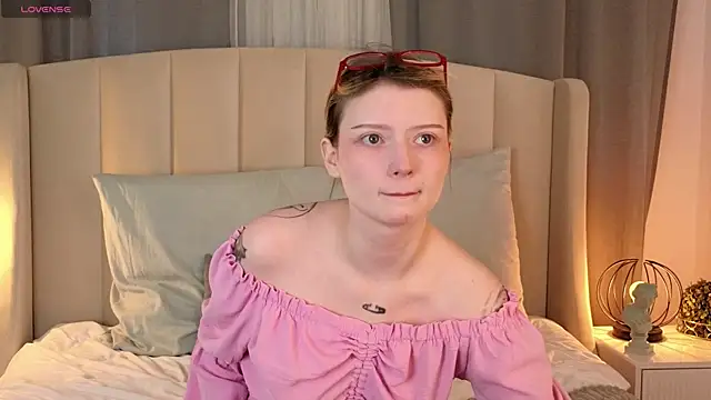 Snapshot of AlyssFrost chatting on 04/28/26, 02:10 AlyssFrost online show from 04/28/26, 02:10
