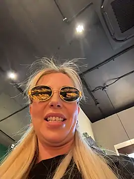 LisaMurr online show from 05/02/26, 03:17