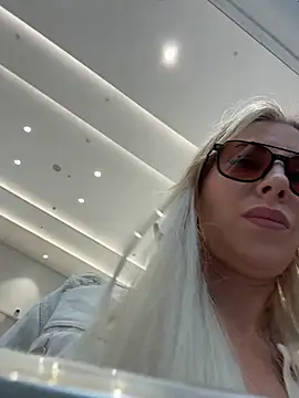 Snapshot of LisaMurr chatting on 05/13/26, 10:01 LisaMurr online show from 05/13/26, 10:01