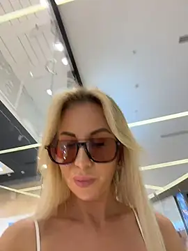 Snapshot of LisaMurr chatting on 05/19/26, 12:44 LisaMurr online show from 05/19/26, 12:44