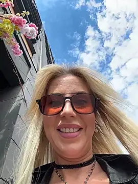 Snapshot of LisaMurr chatting on 05/22/26, 12:11 LisaMurr online show from 05/22/26, 12:11