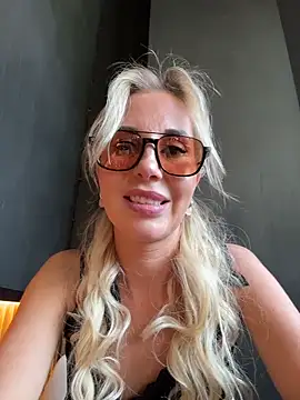 Snapshot of LisaMurr chatting on 06/12/26, 01:54 LisaMurr online show from 06/12/26, 01:54