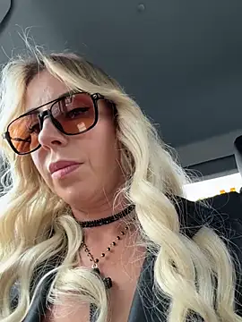 Snapshot of LisaMurr chatting on 06/13/26, 01:42 LisaMurr online show from 06/13/26, 01:42