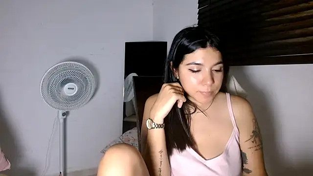 MiaDiamontLatin online show from 05/22/26, 03:02