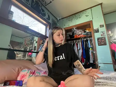 Snapshot of Sarasweets33 chatting on 03/14/26, 03:17 Sarasweets33 online show from 03/14/26, 03:17