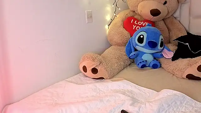 Snapshot of AriaKyle chatting on 03/18/26, 04:26 AriaKyle online show from 03/18/26, 04:26