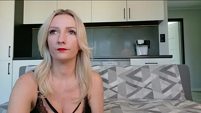 Snapshot of amy_loves_to_be_teased chatting on 04/04/26, 09:18 amy loves to be teased online show from 04/04/26, 09:18