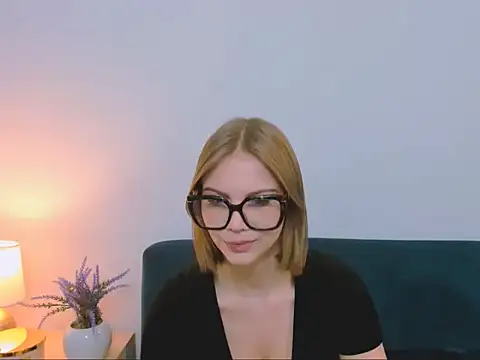 Snapshot of StormiSmooth chatting on 03/25/26, 02:01 StormiSmooth online show from 03/25/26, 02:01