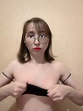 Snapshot of Ella17582 chatting on 03/05/26, 10:17 Ella17582 online show from 03/05/26, 10:17