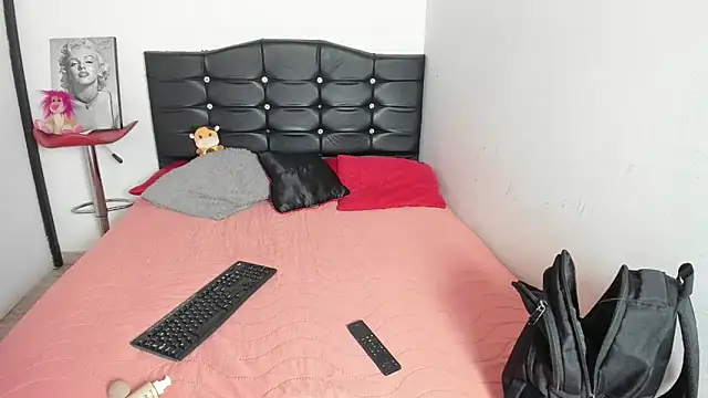 LatinaQueen23 online show from 04/28/26, 03:50
