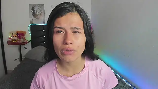 LatinaQueen23 online show from 05/06/26, 03:39