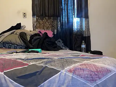 Snapshot of enimanocturno chatting on 02/22/26, 12:01 enimanocturno online show from 02/22/26, 12:01