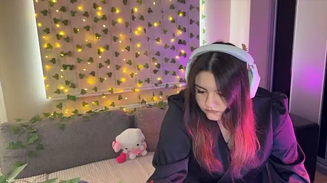 Snapshot of RiotKitten1 chatting on 03/13/26, 08:10 RiotKitten1 online show from 03/13/26, 08:10