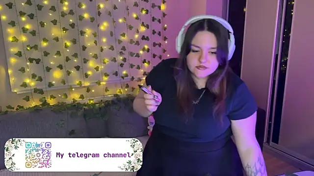 Snapshot of RiotKitten1 chatting on 03/21/26, 11:41 RiotKitten1 online show from 03/21/26, 11:41