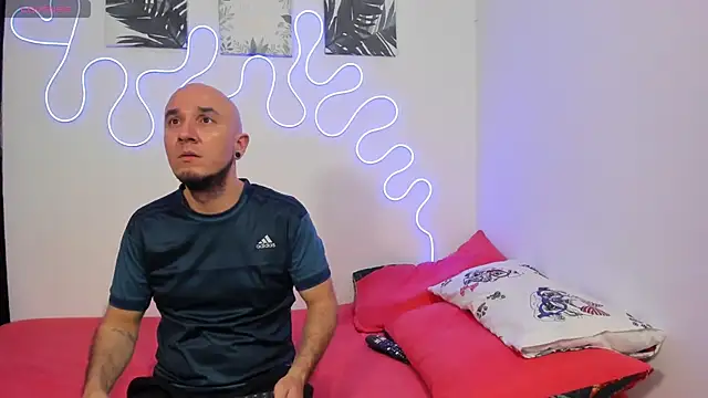 Snapshot of Cintya_n_Roger chatting on 03/24/26, 10:53 Cintya n Roger online show from 03/24/26, 10:53